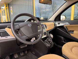 Voertuigafbeelding 8